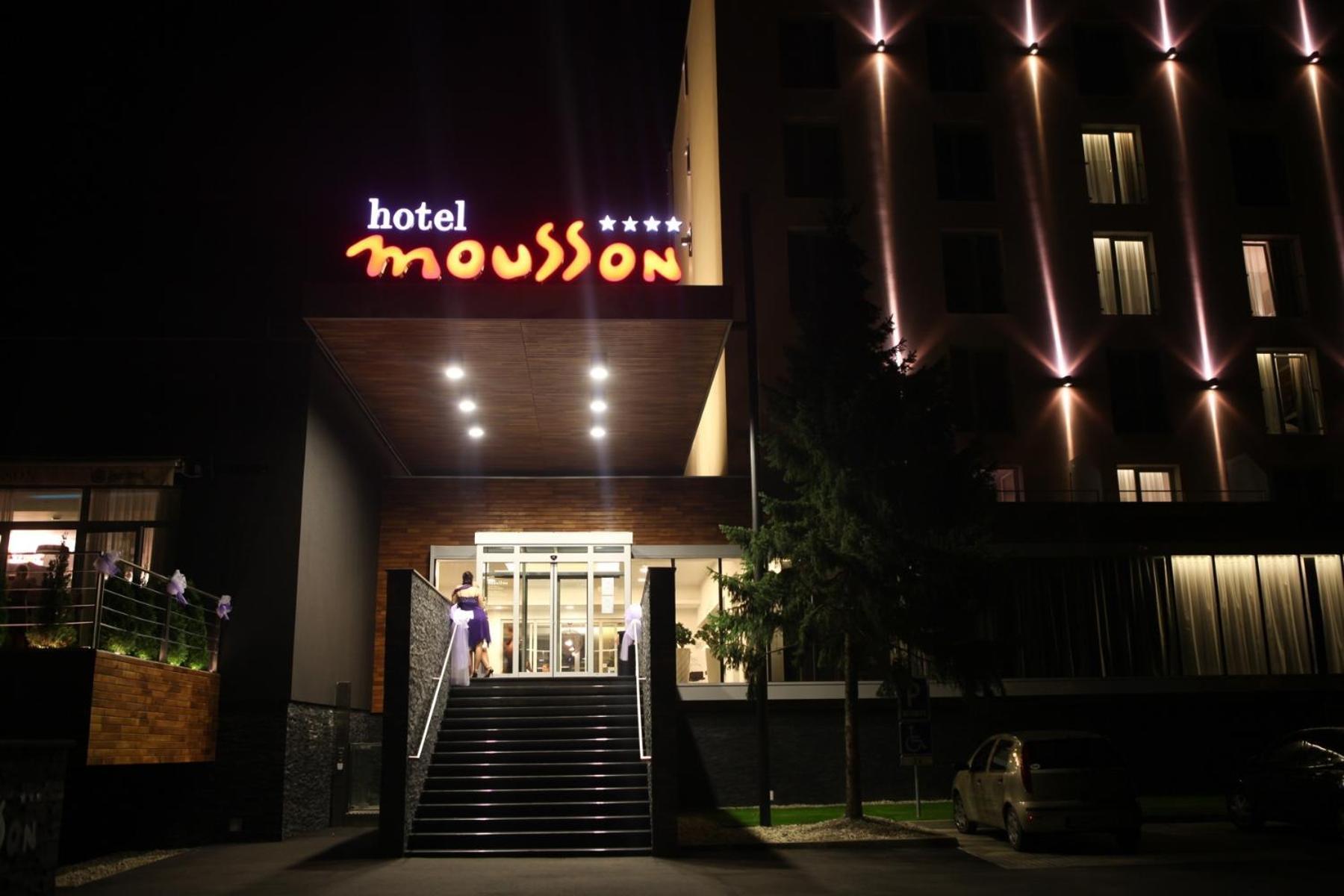 Hotel Mousson Michalovce Buitenkant foto