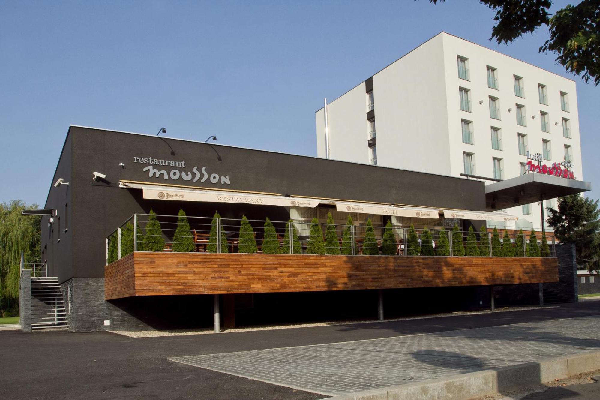 Hotel Mousson Michalovce Buitenkant foto